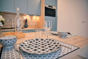 Fridge, microwave, stovetop, dishwasher - Gîte de L'Évasion, a 5* haven near Carcassonne (Villemoustaussou)