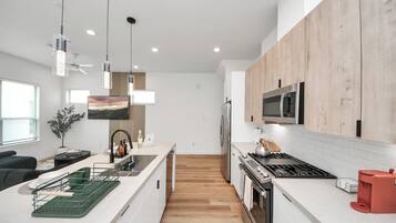 Een koelkast, een magnetron, een oven, een kookplaat