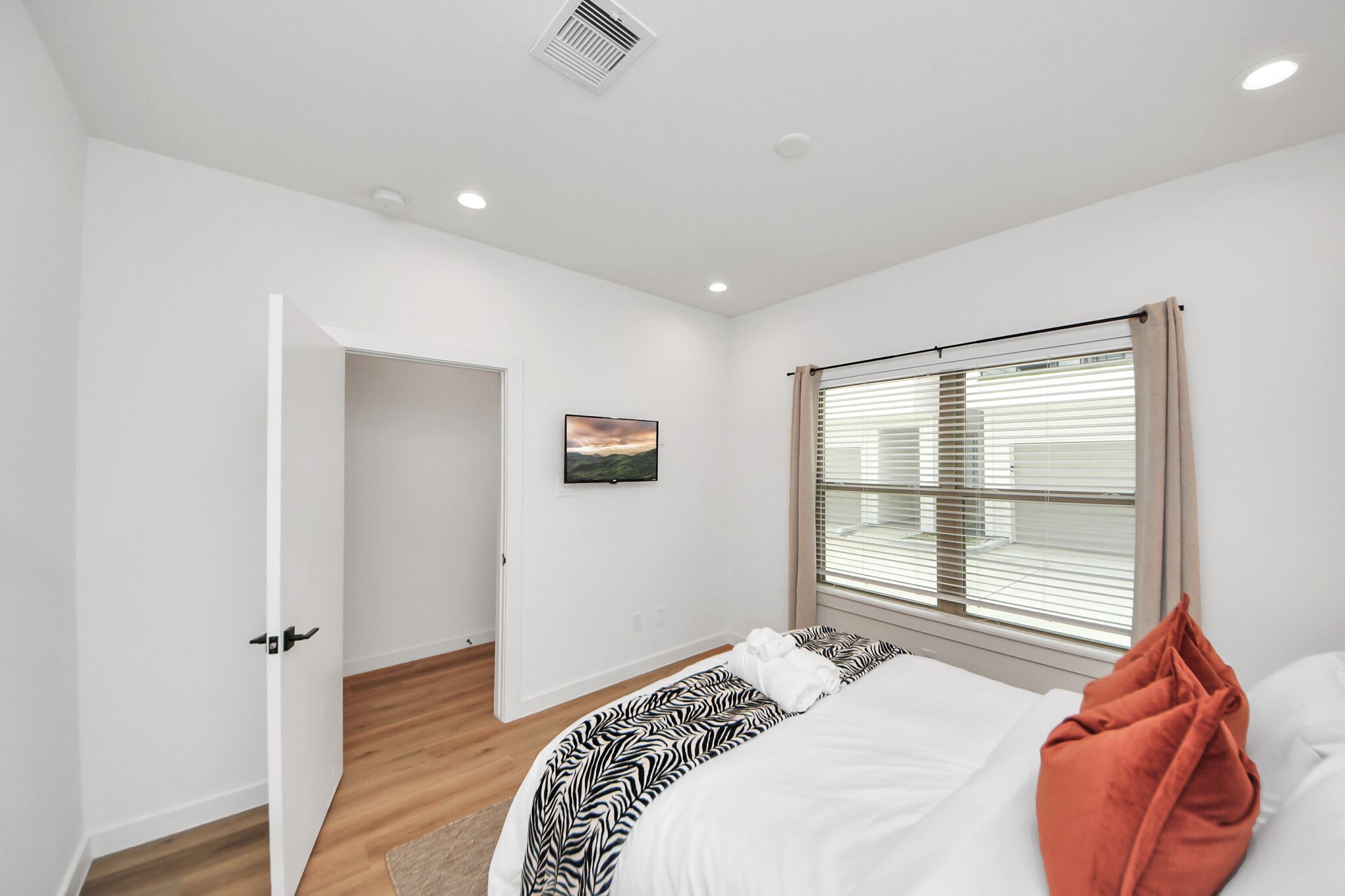 3 bedrooms, desk, iron/ironing board, free WiFi