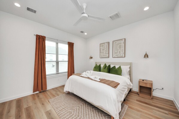 3 bedrooms, desk, iron/ironing board, free WiFi