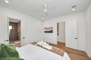 3 habitaciones, escritorio, tabla de planchar con plancha y wifi gratis