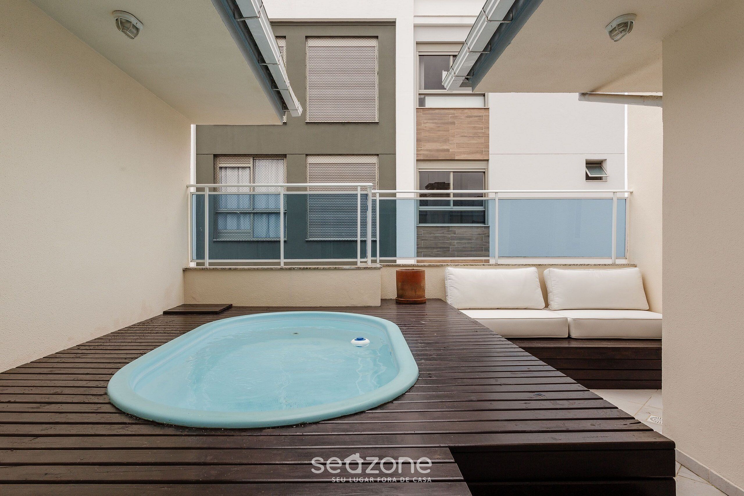 Bañera de hidromasaje al aire libre