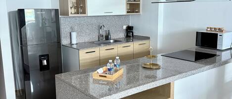 冷蔵庫、電子レンジ、オーブン、コンロ