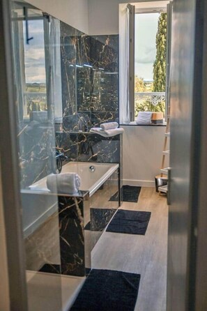 Shower, hair dryer, towels