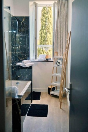 Shower, hair dryer, towels