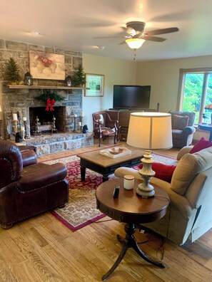 TV, computer monitors - Restored farmhouse - Penn State (Centre Hall)