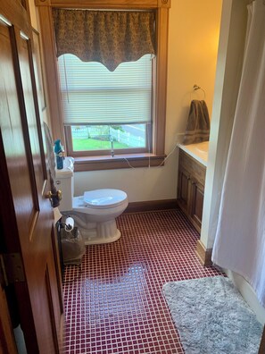 Haartrockner, Handtücher, Seife, Shampoo