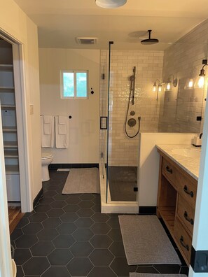 Dusche, Haartrockner, Handtücher, Seife