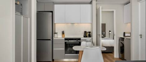 Mikrowelle, Herdplatte, Geschirrspüler