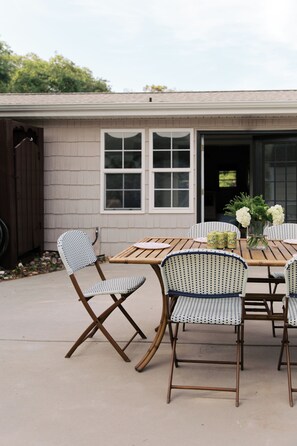 Outdoor dining - Classic Coastal Beachside Cottage (Oak Island)