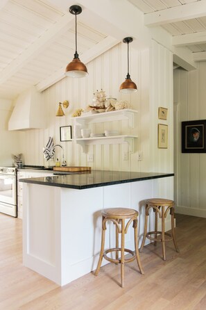 Private kitchen - Classic Coastal Beachside Cottage (Oak Island)