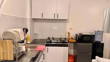 Een magnetron, een kookplaat