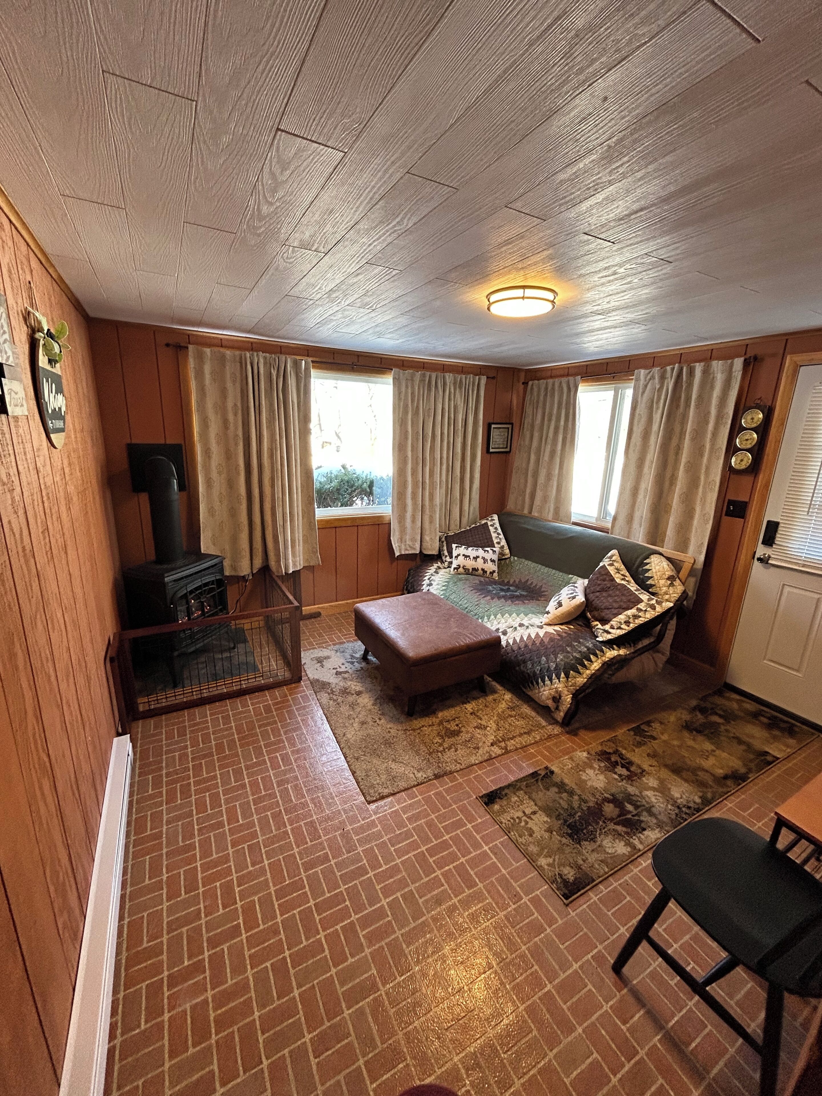 Smart TV, fireplace, stereo