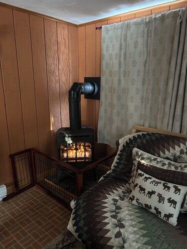 Cozy Cedar Cottage in Pocono Summit! Kalihari, Camelback, Mt. Airy. Walk to lake