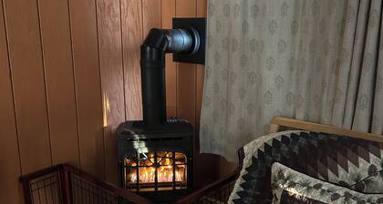 Cozy Cedar Cottage in Pocono Summit! Kalihari, Camelback, Mt. Airy. Walk to lake