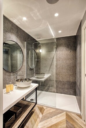 Dusche, Haartrockner, Handtücher, Seife