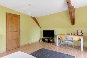 Interior - Guest Room 'Cocon' with Shared Garden and Wi-Fi (Durtal)