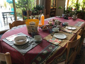 Dining - Guest Room 'Cocon' with Shared Garden and Wi-Fi (Durtal)