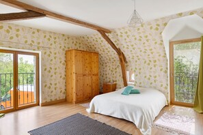 1 bedroom, WiFi, bed sheets - Guest Room 'Cocon' with Shared Garden and Wi-Fi (Durtal)