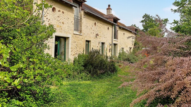 A stone building with multiple windows and a small garden area. - Guest Room 'Cocon' with Shared Garden and Wi-Fi (Durtal)