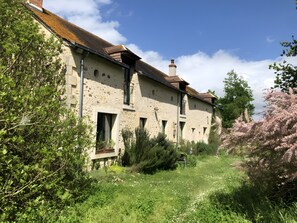 Exterior - Guest Room 'Cocon' with Shared Garden and Wi-Fi (Durtal)