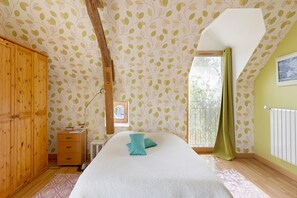 1 bedroom, WiFi, bed sheets - Guest Room 'Cocon' with Shared Garden and Wi-Fi (Durtal)