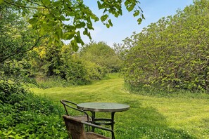 Outdoor dining - Guest Room 'Cocon' with Shared Garden and Wi-Fi (Durtal)