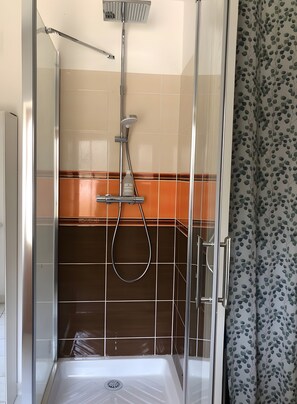 Douche, serviettes fournies