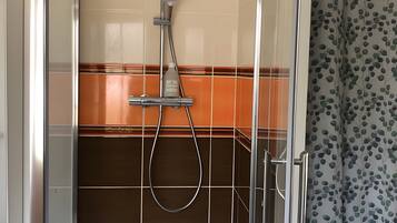 Douche, serviettes fournies