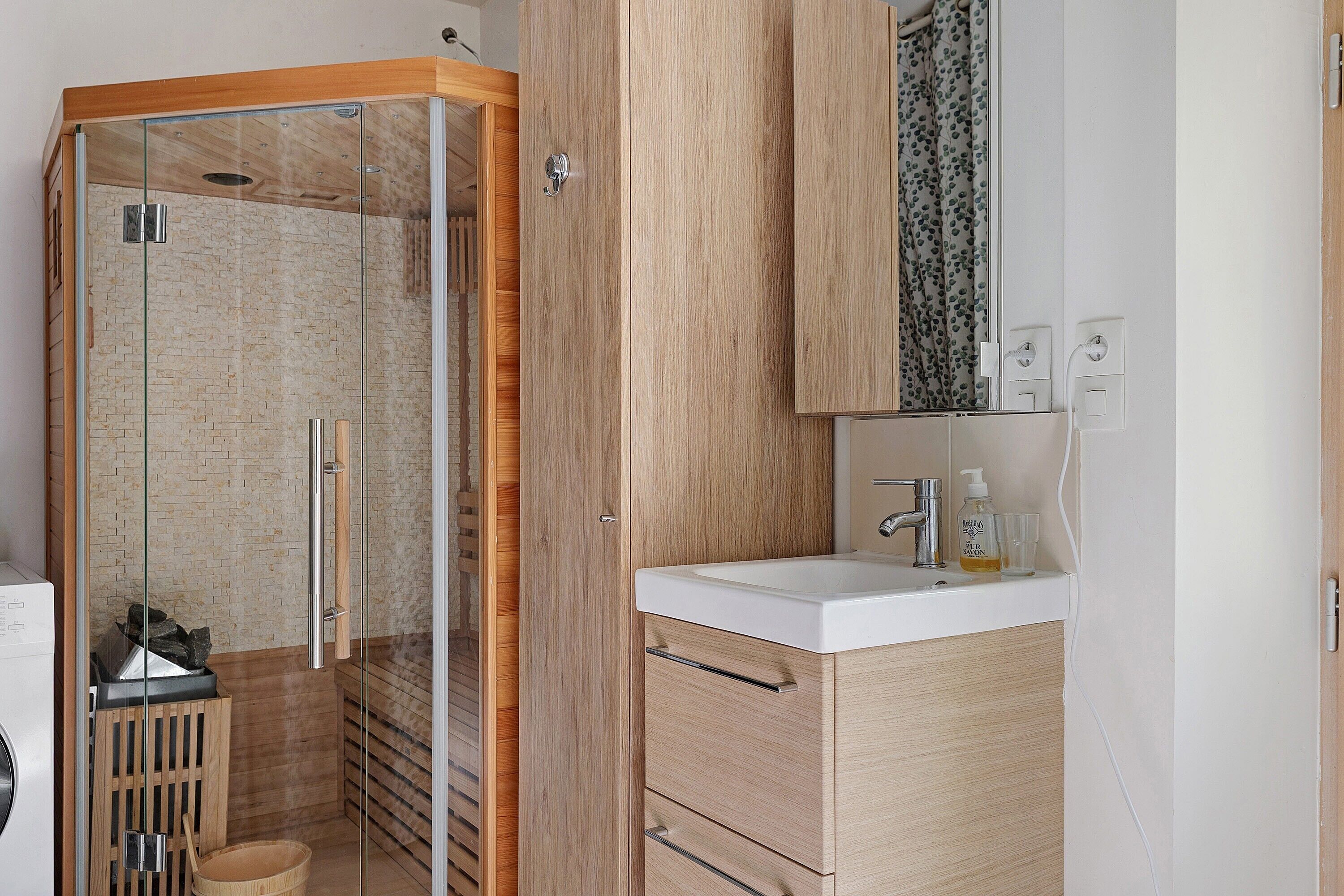 Shower, towels