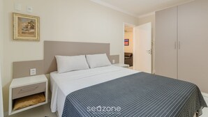 Une chambre à coucher avec un lit, une table de chevet et une armoire.