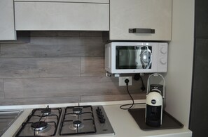 Microondas, horno, placa de cocina
