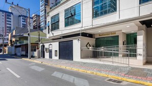 A building with a "Residential Gold" sign, a gated entrance, and a clear pedestrian pathway. - Full Studio 650m From Meia Praia Rgor0025 (Itapema)