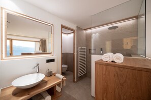 Een douche, een haardroger, handdoeken