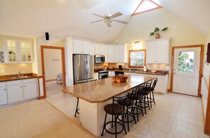 Private kitchen - The Sea Star - Canal Front All One level - 4 Bedroom House, Pool, Large Docks (Avon)