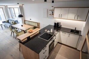 Réfrigérateur, un four, surface de cuisson, lave-vaisselle