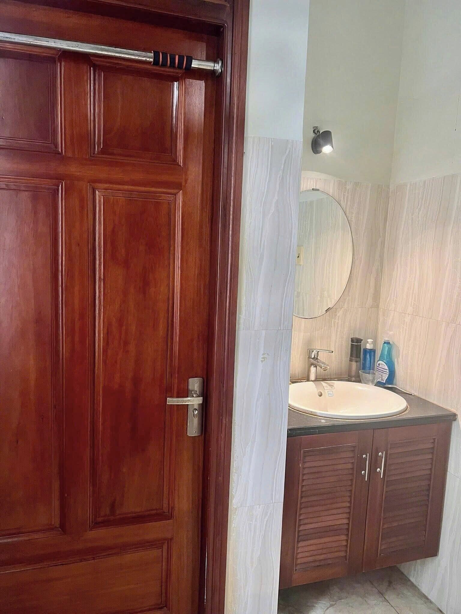 Basic Apartment | Bathroom