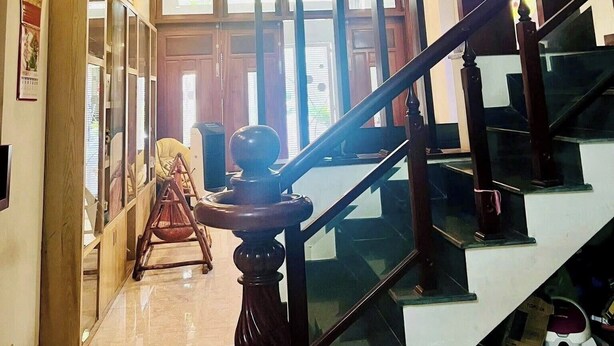 Una escalera moderna con barandilla de cristal y baranda de madera.