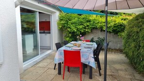 Outdoor dining - La Petit Alonnaise - Charming seaside house (Châtelaillon-Plage)