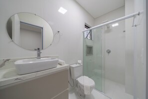 Basic Apartment | Bathroom | Free toiletries - Apt w/ Balcony & Bbq, 650m to Beach Rgo0502 (Itapema)