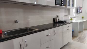 Suite estudio Deluxe, vista a la ciudad | Cocina privada