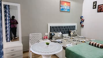 Deluxe-studiosuite - byudsigt | Badeværelse | Bruser, gratis toiletartikler, hjemmesko, håndklæder