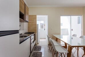 Apartemen Basic | Dapur pribadi | Peralatan masak/sendok-piring