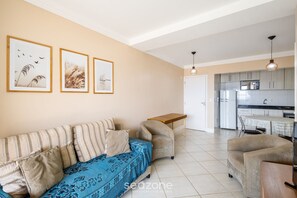 Apartamento básico | Zona de estar | Una televisión