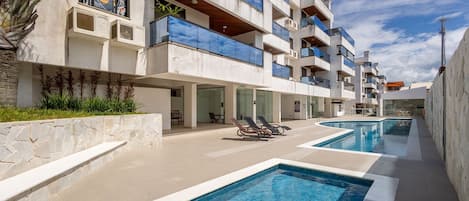 حمّام سباحة خارجي