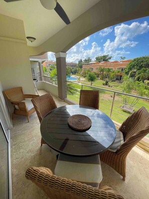 屋外ダイニングエリア