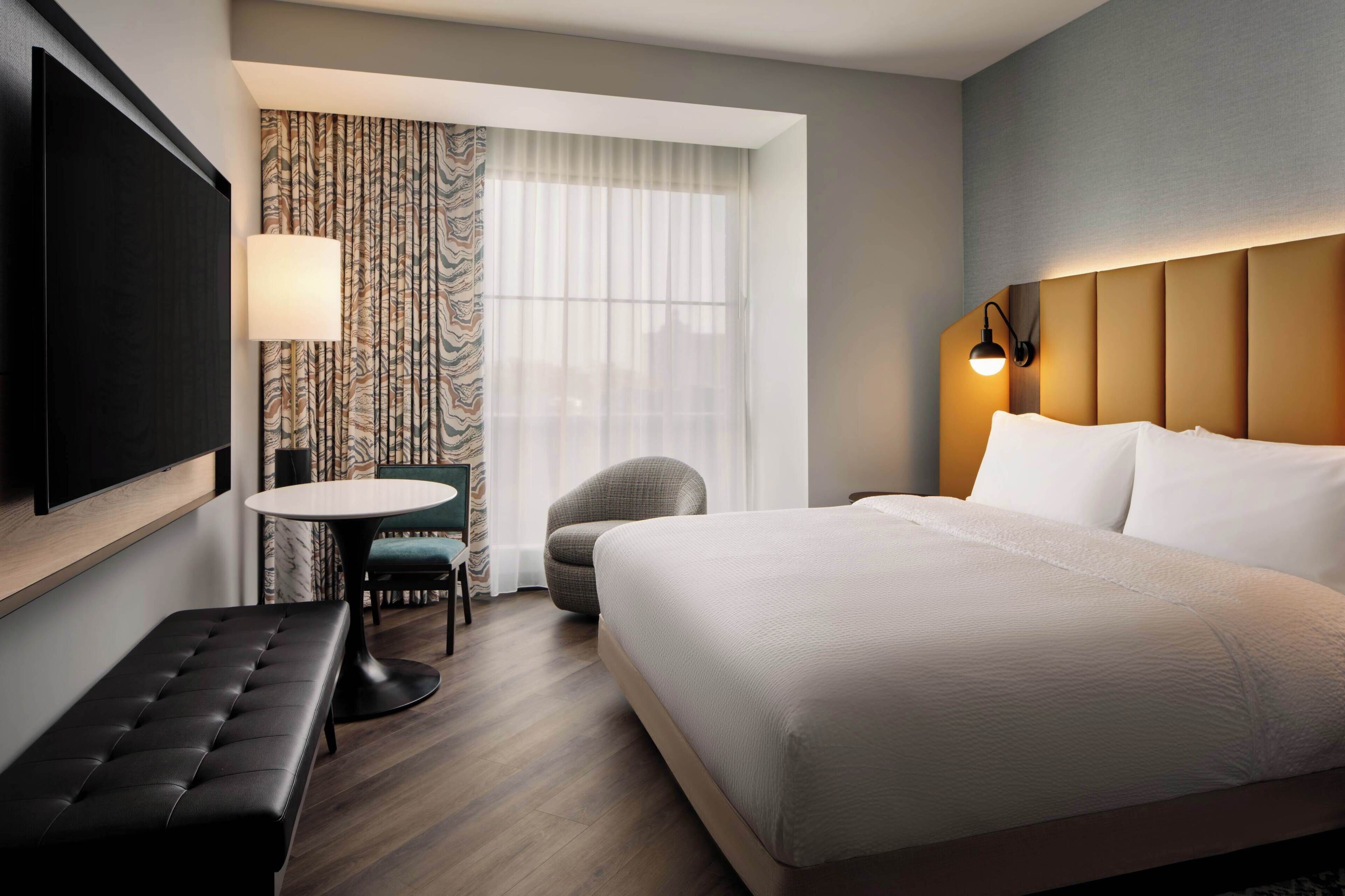 Basic Room, 1 King Bed | Blackout curtains, travel cot, bed sheets