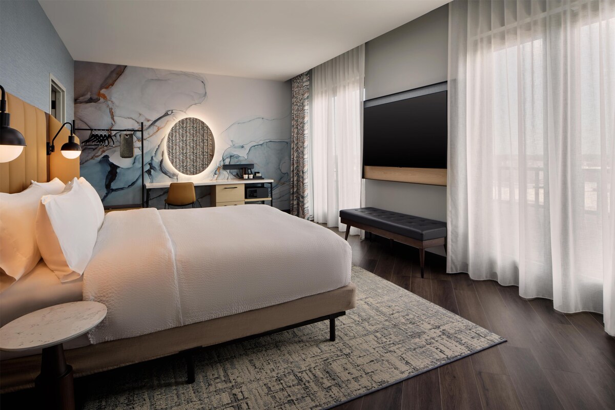 Suite Premium, 1 habitación (Roll-In Shower) | Espacio para trabajar con un portátil, cortinas opacas, ropa de cama