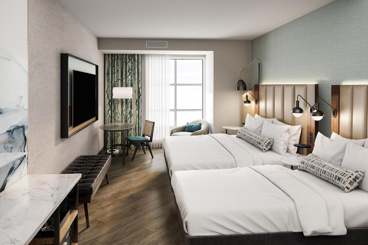 Espacio para trabajar con un portátil, cortinas opacas, ropa de cama