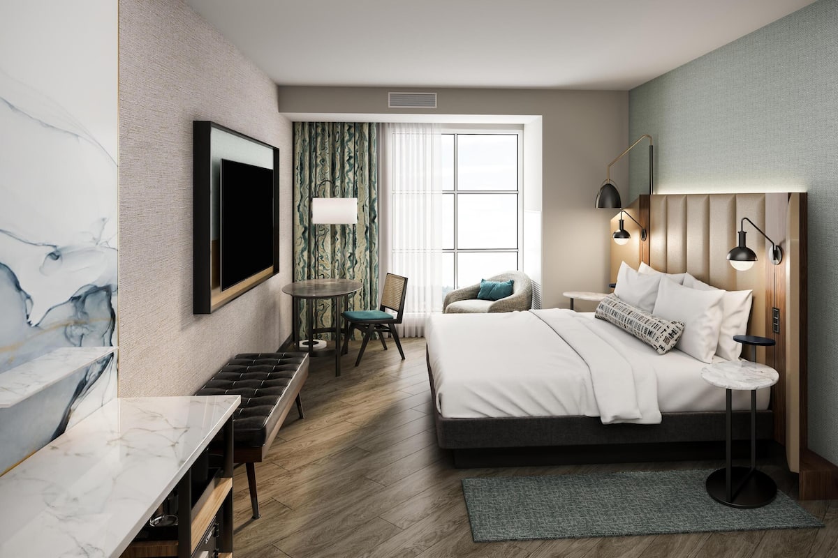 Espacio para trabajar con un portátil, cortinas opacas, ropa de cama